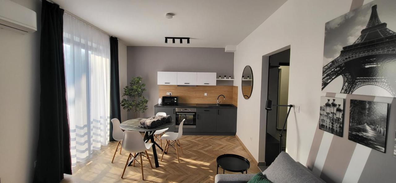 Dotis Apartman Tata Luaran gambar