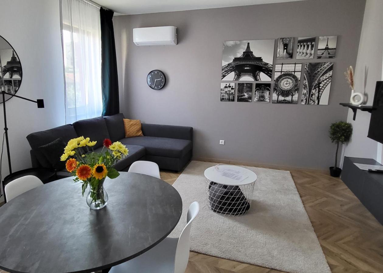 Dotis Apartman Tata Luaran gambar
