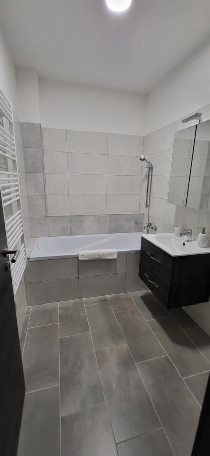 Dotis Apartman Tata Luaran gambar