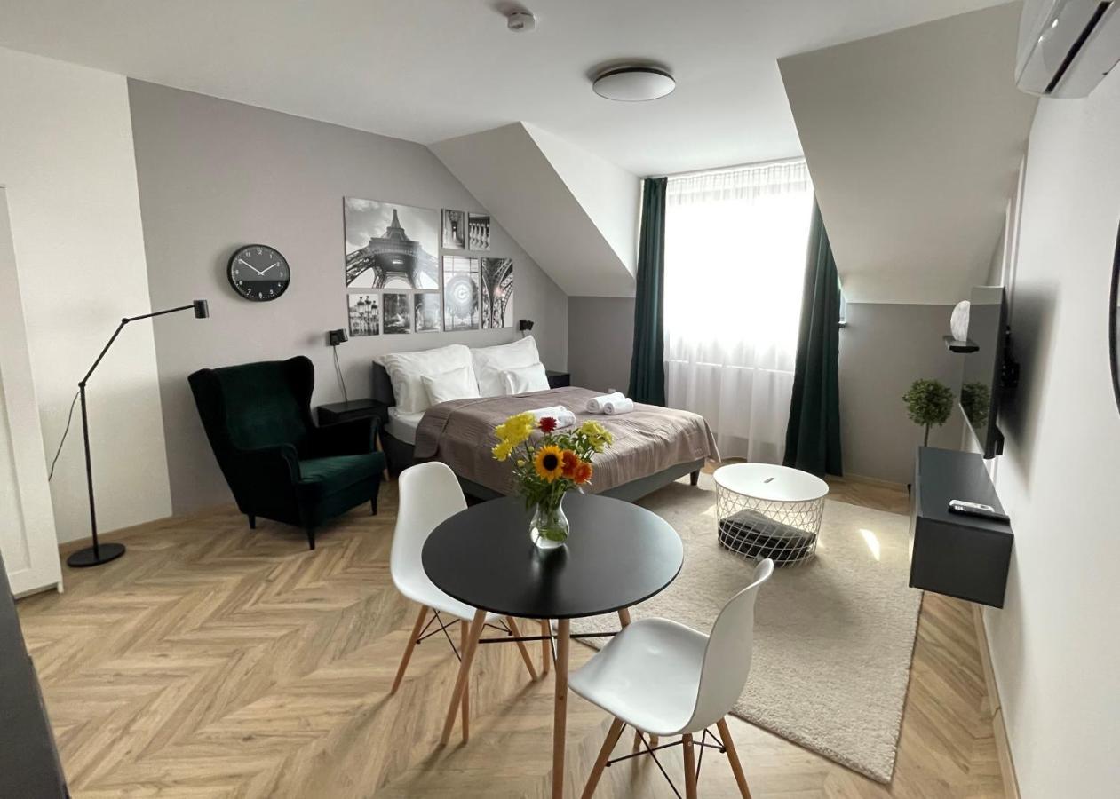 Dotis Apartman Tata Luaran gambar