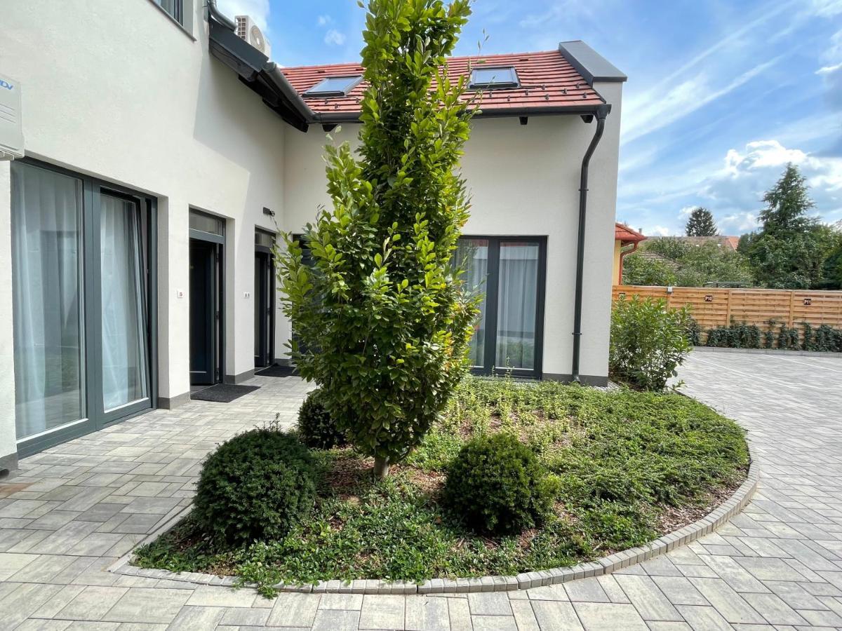 Dotis Apartman Tata Luaran gambar