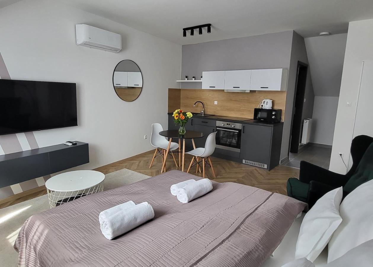 Dotis Apartman Tata Luaran gambar