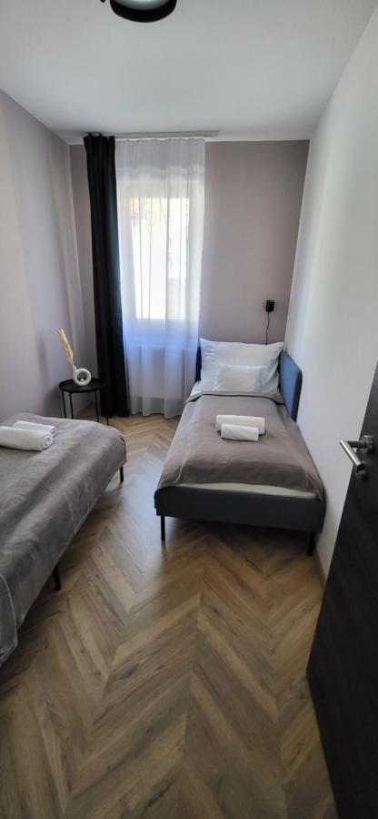 Dotis Apartman Tata Luaran gambar