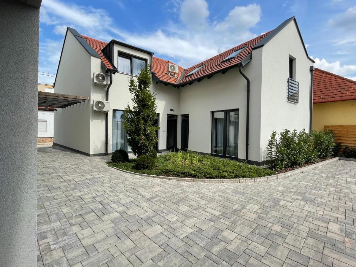 Dotis Apartman Tata Luaran gambar